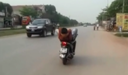 Tìm ra thanh niên điều khiển xe máy bằng chân